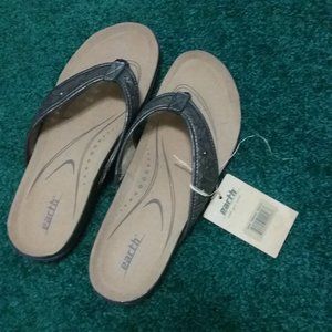 Earth  Maya distressed leather sandals. size 9.5